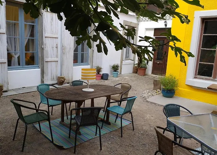 Le 9 De Cour, Caouette Nocleg ze śniadaniem 3*