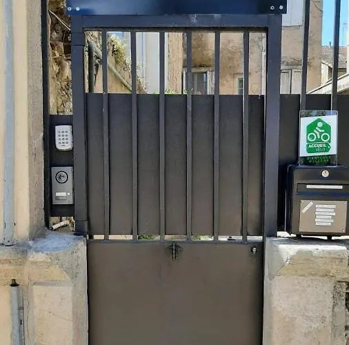 Le 9 De Cour, Caouette 3*