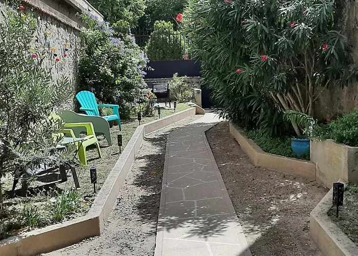 Nocleg ze śniadaniem Le 9 De Cour, Caouette 3*